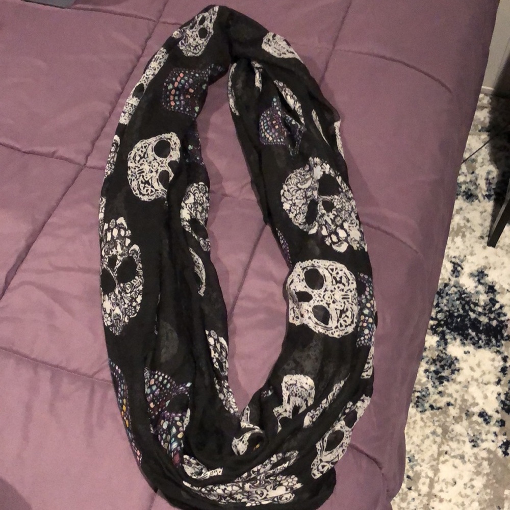 Large skull scarf - Picture 2 of 2